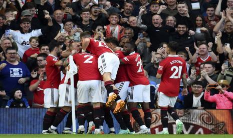 Skuad MU melakukan selebrasi menjebol gawang Chelsea di Old Trafford, Jumat (26/5/2023). 