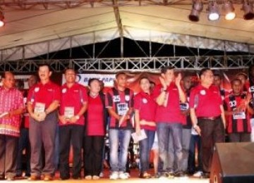 Skuad Persipura 2011/2012 bersama seluruh pengurus berfoto bersama pada acara launching Tim Persipura, di Lapangan Papua Trade Center Jayapura, Senin (28/11).