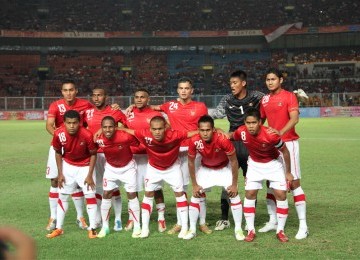 Skuad Timnas U-23 yang diturunkan pada laga pertama melawan Kamboja, GBK, Senin, 7/11. (Republika Online/Fafa)