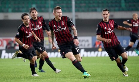 Skuat AC Milan yang sebagian besar adalah pemain muda pada sebuah laga Serie A, Oktober 2016.