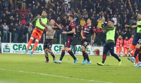 Skuat Cagliari merayakan kemenangan. Cagliari mengalahkan Sampdoria di Coppa Italia.