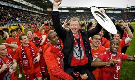 Skuat FC Twente dan pelatih Steve McClaren merayakan gelar juara Eredivisie 2009/2010.