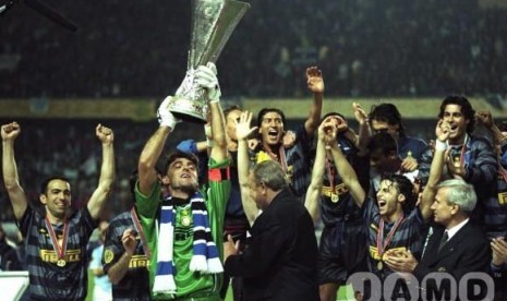 Skuat Inter Milan saat menjuarai Piala UEFA tahun 1998.