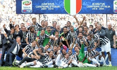 Skuat Juventus merayakan gelar Serie A Liga Italia musim 2013/14.