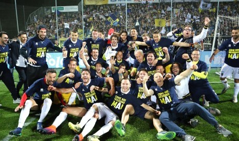 Skuat Parma merayakan promosi ke Serie A setelah mengalahkan Spezia 2-0, Jumat (19/5).