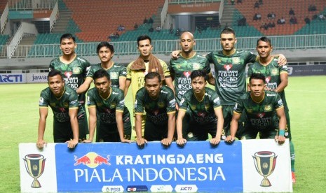 Skuat PS Tira sebelum menghadapi Semen Padang pada leg kedua babak 32 besar Piala Indonesia di Stadion Pakansari, Cibinong, Jawa Barat, Sabtu (2/2).