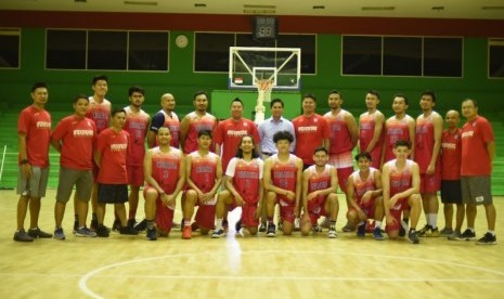 Skuat timnas basket putra berfoto bersama tim pelatih dan manajer di Gelanggang Mahasiswa Soemantri Brodjonegoro.