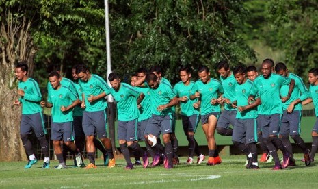 Skuat Timnas Indonesia berlatih di lapangan Sekolah Pelita Harapan (SPH) Karawaci, Tangerang, Banten, Jumat (9/12).