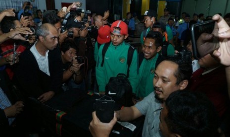 Skuat timnas Indonesia disambut hangat saat tiba di Bandara Soekarno Hatta, Kamis (8/12).