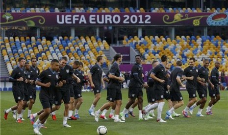  Skuat timnas Inggris menggelar sesi latihan jelang pertarungan lawan Swedia di laga Grup D Piala Eropa 2012 di Stadion Olimpiade, Kiev, Ukraina, pada Kamis (14/6). 