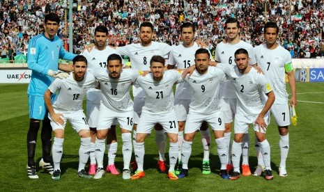 Skuat timnas Iran berpose sebulum laga kualifikasi Piala Dunia 2018 lawan Cina, di stadion Azadi, Teheran, Selasa (28/3). Iran menang 1-0.