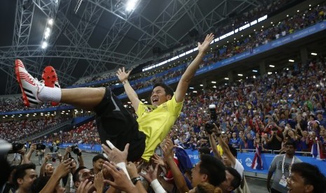 Skuat timnas Thailand melakukan selebrasi usai mengalahkan Myanmar 3-0 di parta final cabang olahraga sepak bola SEA Games 2015 di Singapura pada 15 Juni 2015. 