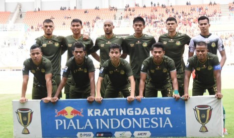 Skuat Tira Persikabo sebelum menghadapi Persija Jakarta pada leg pertama babak 16 besar Piala Indonesia di Stadion Pakansari, Cibinong, Jawa Barat, Ahad (17/2).