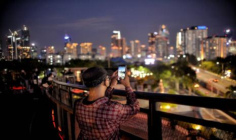 Skywalk Senayan Park menjadi salah satu objek wisata yang ramai dikunjungi oleh warga dengan menyajikan pemandangan lanskap perkotaan.