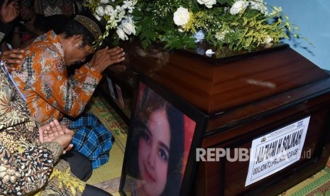 Slamet, ayah Alfiani Hidayatul Solikah, pramugari pesawat Lion Air JT 610 yang mengalami kecelakaan berdoa sambil memeluk peti jenazah Alfiani di rumah duka Desa Mojorejo, Kebonsari, Kabupaten Madiun, Jawa Timur, Rabu (14/11/2018).