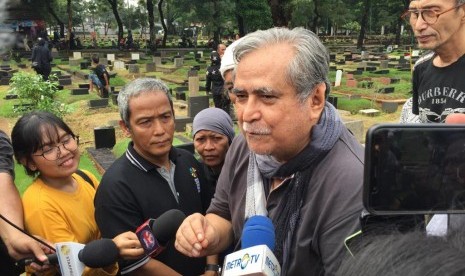 Slamet Raharjo saat menghadiri pemakaman Ade Irawan di TPU Tanah Kusir Jakarta pada Sabtu (18/1). 