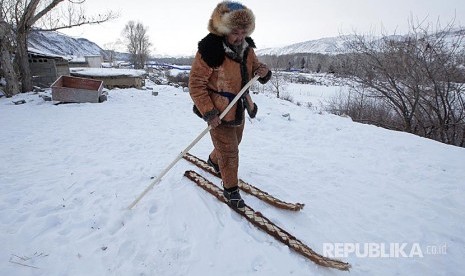 Slanbek, 63, mencoba ski tradisional suku Uighur di daerah Altay di Wilayah Otonom Xinjiang Uighur, Cina.