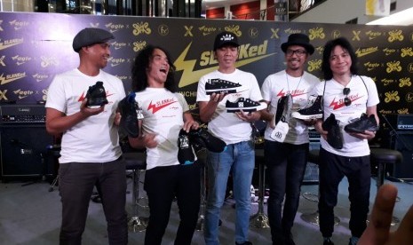 Slank berkolaborasi dengan PT GF Indonesia (Eagle) meluncurkan sepatu edisi terbatas 