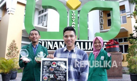 SLEMAN—Tiga Mahasiswa UIN Sunan Kalijaga (Suka) Yogyakarta berhasil memenangkan kompetisi penerima bantuan modal usaha dari Kementerian Koperasi, Usaha Mikro, Kecil Dan Menengah (Menkop UMKM) Republik Indonesia. Ketiganya menerima bantuan modal bersama-sama dengan 20 orang penerima bantuan modal dari perguruan tinggi lainnya di Yogya.