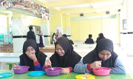 SMA Negeri 7 Kota Malang menerapkan program pengurangan sampah plastik sejak 2015. 