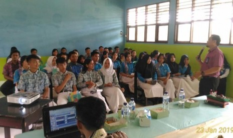 SMA Negri 1 Tanjung Palas Barat, Kabupaten Bulungan, Kalimantan Utara telah mempersiapkan fasilitas internet MangoeSky yang memang dikhususkan untuk daerah luar dan pedalaman