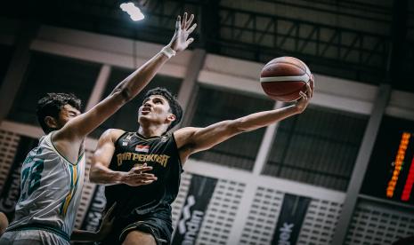 Small forward Bima Perkasa Jogja Ikram Fadhil memasukkan bola saat melawan Satya Wacana Salatiga pada Seri 4 IBL 2023.