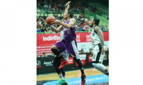 Small forward CLS Knights Rachmad Febri berusaha memasukkan bola