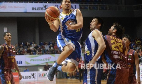 Small Forward SM Pertamina Arki Dikania Wisnu berusaha mencetak angka saat menghadapi Hangtuah Sumsel pada semifinal ketiga IBL Pertalite 2017/2018 di Britama Arena, Mahaka Square, Jakarta, Ahad (25/3).