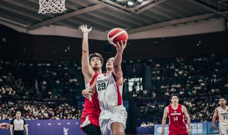 Small forward timnas basket putra Indonesia Kaleb Ramot Gemilang berusaha mencetak poin melawan Jepang di Asian Games 2022.