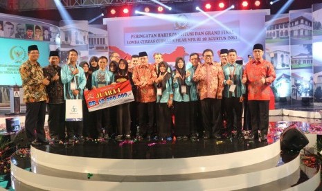 SMAN 3 Tenggarong Kalimantan Timur, berhasil menjadi Juara I Lomba Cerdas Cermat (LCC) 4 Pilar MPR Tahun 2017. 