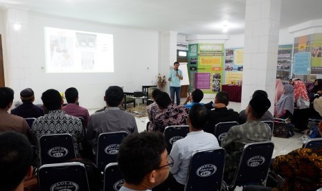 SMART Ekselensia Indonesia, Dompet Dhuafa Pendidikan melalui Komunitas Pengasuh Asrama Seluruh Indonesia (KOMPARASI) menyelenggarakan seminar Menuju Asrama Minim Sampah