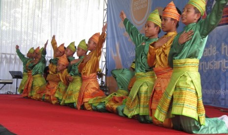 SMART Ekselensia Indonesia menghelat kegiatan tahunan berskala nasional bernama Olimpiade Humaniora Nusantara (OHARA).  