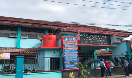 SMK Negeri 2 Padang yang sedang jadi sorotan karena pro kontra aturan siswi memakai jilbab.