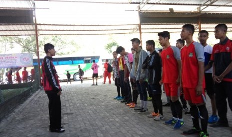  Staf Bidang Kemahasiswaan AMIK BSI Tegal Angga Ardiansyah membuka turnamen futsal dalam rangka HUT ke-29 BSI.