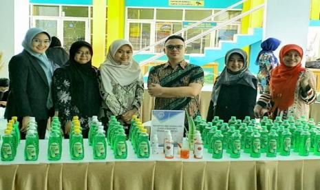 SMKN 1 Garut berinovasi membuat sabun cuci piring.