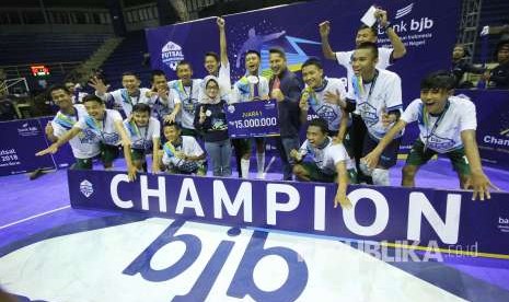 SMKN 1 Kabupaten Garut berhasil menjuarai Kompetisi BJB Futsal Championship 2018, di Gor C-Tra Arena, Kota Bandung, Ahad (30/9).