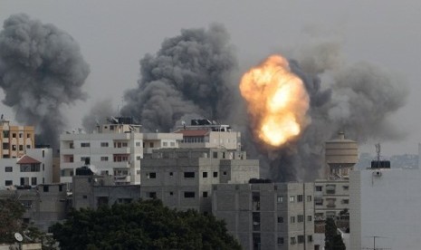 Smoke and explosion are seen during Israeli air strikes, witnessed by a Reuters photographer, in Gaza City November 21, 2012. Indonesian President Susilo Bambang Yudhoyono raises the isu of escalation between Israel and Gaza during his meeting with US President Barack Obama. (illustration) 