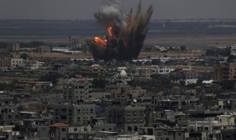 Smoke and flames are seen following what police said was an Israeli air strike in Rafah in the southern Gaza Strip July 8, 2014.