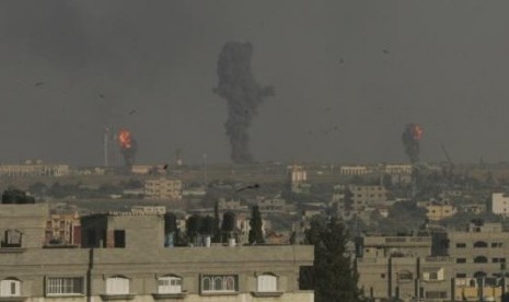 Smoke and flames are seen following what witnesses said were Israeli air strikes in Rafah in the southern Gaza Strip July 7, 2014.