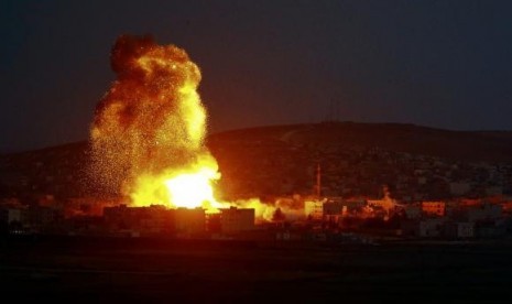 Smoke and flames rise over Syrian town of Kobani after an airstrike, as seen from the Mursitpinar border crossing on the Turkish-Syrian border in the southeastern town of Suruc in Sanliurfa province, October 18, 2014.