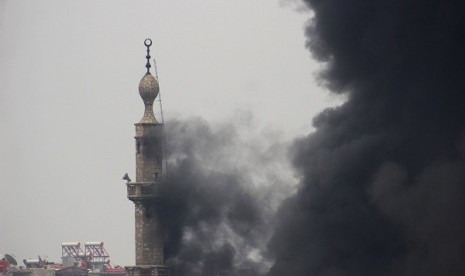 Smoke comes out from a mosque tower during heavy fighting between the Free Syrian Army and President Bashar al-Assad's forces, in the Jobar area of Damascus February 6, 2013. 