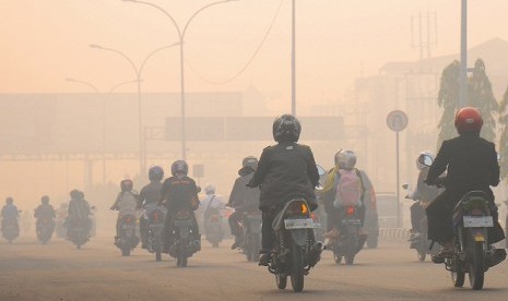 Smoke from forest and peatland fires limits visibility in Riau. (illustration)