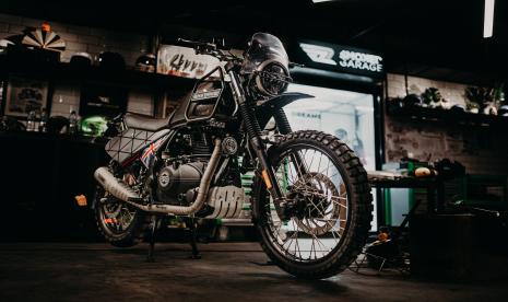 Smoke Garage memodifikasi Royal Enfield Himalayan dan Interceptor 650 menjadi tunggangan yang berkarakter khas petualang