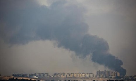 Smoke rises after an explosion in the northern Gaza Strip July 29, 2014.