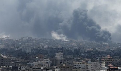 Smoke rises during what witnesses said were heavy Israeli shelling at the Shejaia neighbourhood in Gaza City July 20, 2014. 