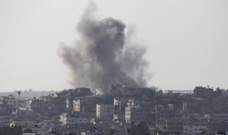 Smoke rises following what witnesses said was an Israeli air strike in Gaza August 20, 2014.