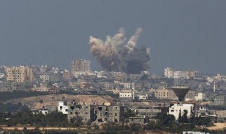 Smoke rises in the Gaza Strip after an Israeli strike August 8, 2014.