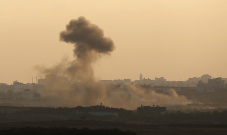 Smoke rises in the Gaza Strip after an Israeli strike as seen from the Israeli border August 9, 2014. Israel launched more than 30 air attacks in Gaza on Saturday, killing five Palestinians, and militants fired rockets at Israel as the conflict entered a s