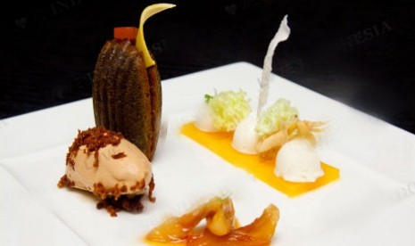 Smoke Scented Palm Sugar Beef Dendeng Ice Cream with Roasted Salak Pudding and Cinnamon Tuiles