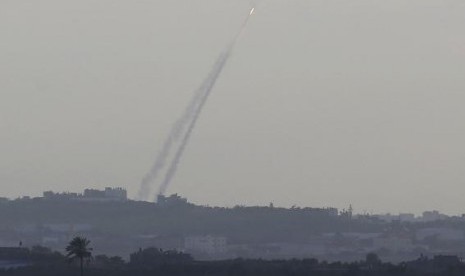 Smoke trails are seen as a rocket is launched from the northern Gaza Strip towards Israel July 15, 2014.